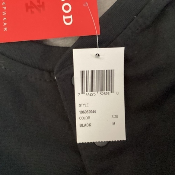 IZOD NWT Men’s Black Long Sleeved Tee.  Size M - Picture 6 of 6